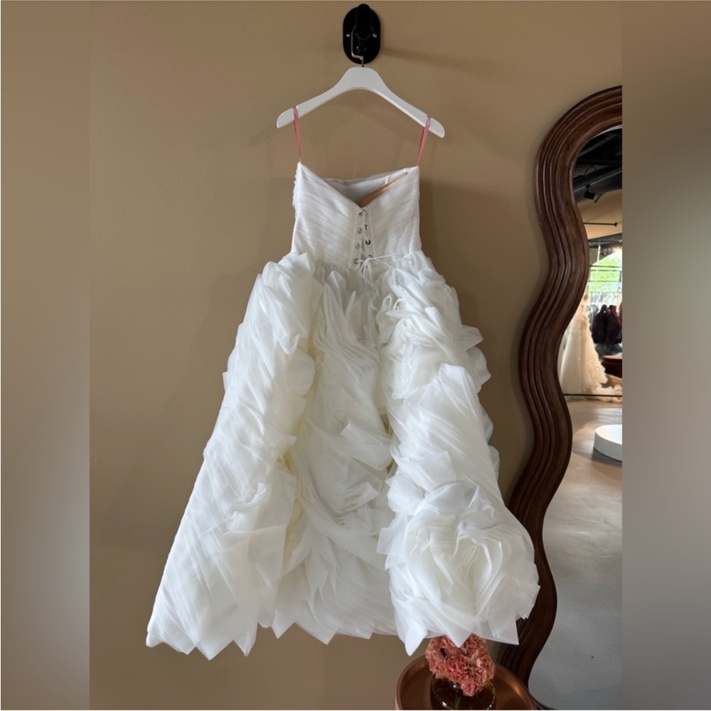 Dramatically flowered tulle dress in white - MEDIUM - Picture 9 of 11
